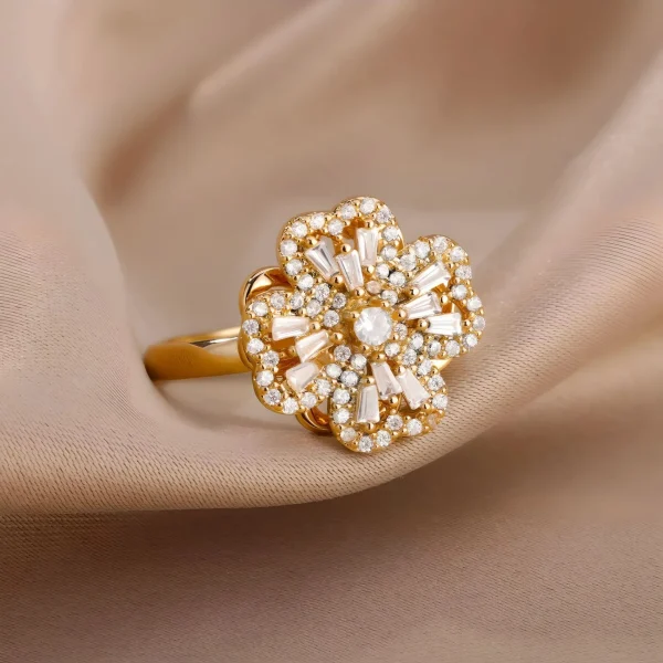 Clover spinning ring with stylish design and lucky charm