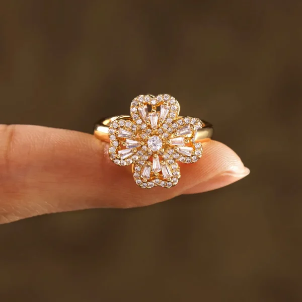 Clover spinning ring with stylish design and lucky charm