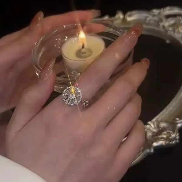 Daisy flower spinning ring with elegant floral design