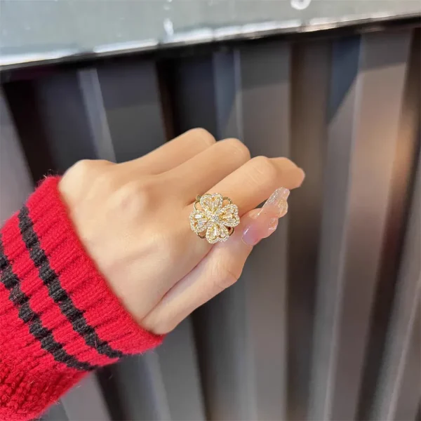 Clover spinning ring with stylish design and lucky charm