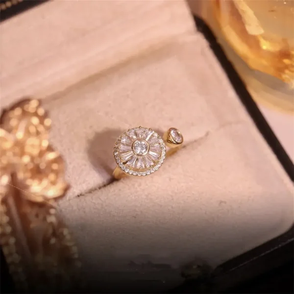 Daisy flower spinning ring with elegant floral design