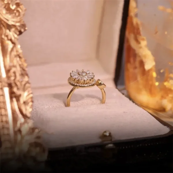 Daisy flower spinning ring with elegant floral design