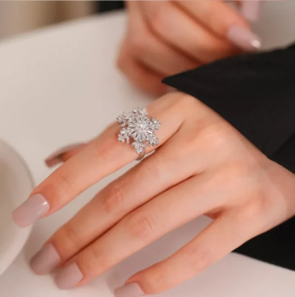 Snowflake spinning ring with elegant winter-inspired design