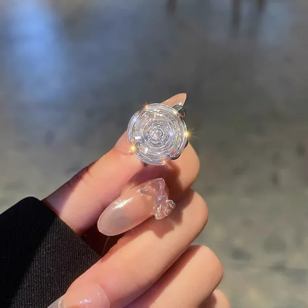 Clover spinning ring with stylish design and lucky charm