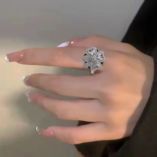 Clover spinning ring with stylish design and lucky charm